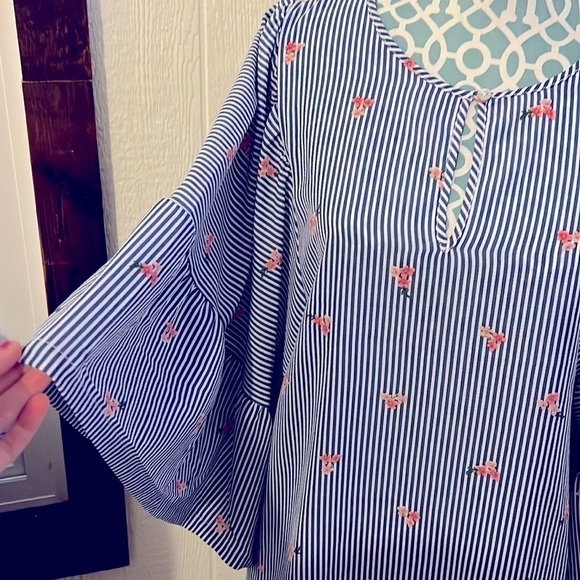 Blue and white stripe top with pops of floral size M - Picture 1 of 6